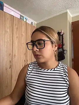 Snapshot of Miabonnett_ chatting on July 2026 03:16:01 PM Miabonnett online show from July 2026 03:16:01 PM