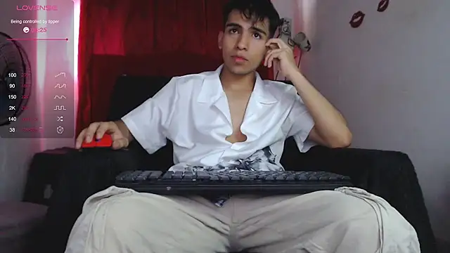 Snapshot of zack_thunder chatting on December 2024 07:11:02 PM zack thunder online show from December 2024 07:11:02 PM