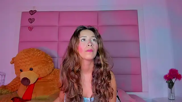 Snapshot of little-Emma chatting on January 2025 03:02:02 AM little-Emma online show from January 2025 03:02:02 AM