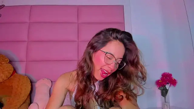 Snapshot of little-Emma chatting on January 2025 03:23:01 AM little-Emma online show from January 2025 03:23:01 AM