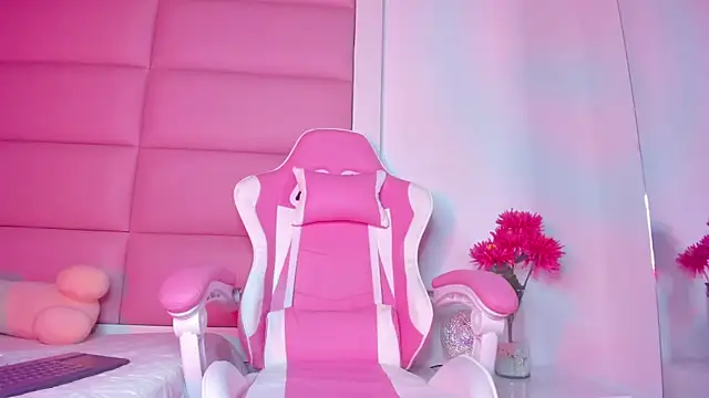 Snapshot of little-Emma chatting on February 2025 03:20:01 AM little-Emma online show from February 2025 03:20:01 AM