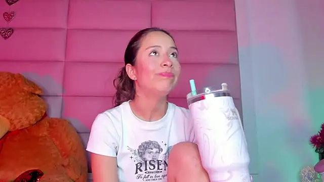 Snapshot of little-Emma chatting on February 2025 09:25:02 AM little-Emma online show from February 2025 09:25:02 AM