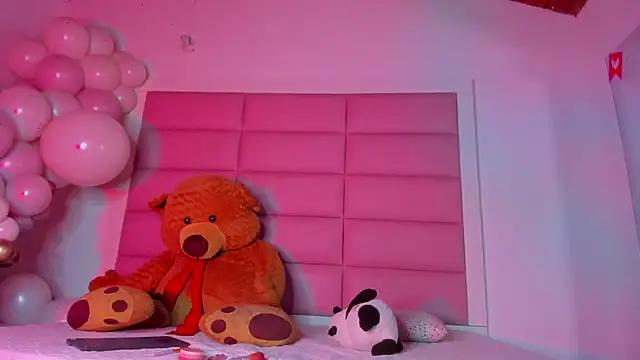 Snapshot of little-Emma chatting on February 2025 03:35:01 AM little-Emma online show from February 2025 03:35:01 AM