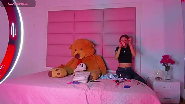 Snapshot of little-Emma chatting on February 2025 03:10:02 AM little-Emma online show from February 2025 03:10:02 AM