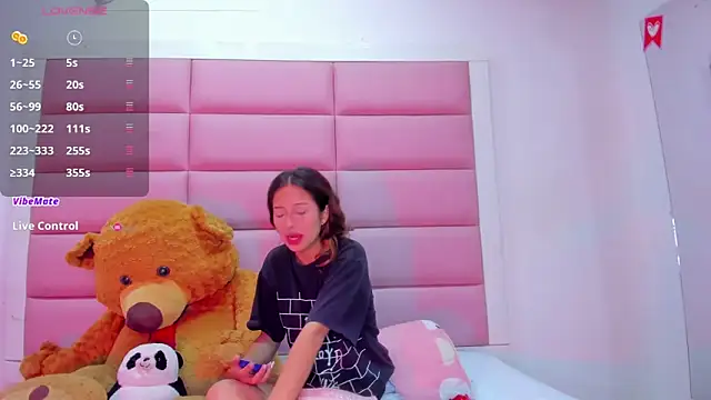 Snapshot of little-Emma chatting on March 2025 03:11:01 AM little-Emma online show from March 2025 03:11:01 AM