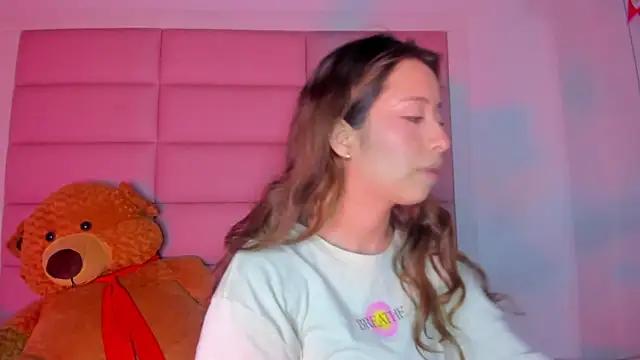 Snapshot of little-Emma chatting on March 2025 03:18:02 AM little-Emma online show from March 2025 03:18:02 AM