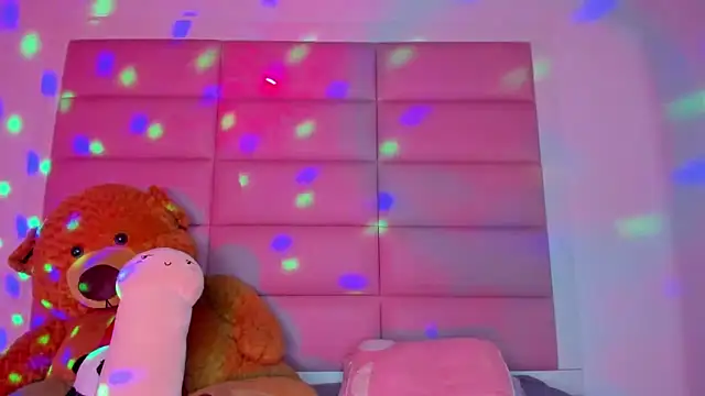 Snapshot of little-Emma chatting on March 2025 03:09:02 AM little-Emma online show from March 2025 03:09:02 AM