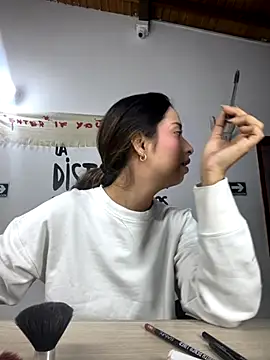 Snapshot of little-Emma chatting on October 2025 02:54:01 AM little-Emma online show from October 2025 02:54:01 AM