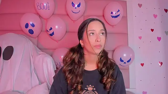 Snapshot of little-Emma chatting on October 2025 12:21:02 AM little-Emma online show from October 2025 12:21:02 AM