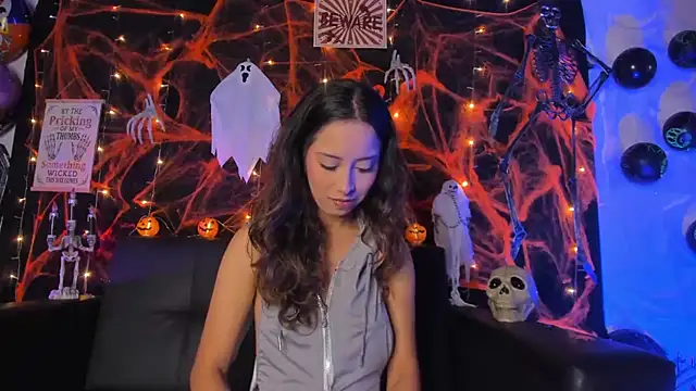 Snapshot of little-Emma chatting on October 2025 11:16:02 PM little-Emma online show from October 2025 11:16:02 PM