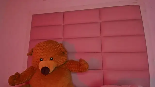 Snapshot of little-Emma chatting on November 2025 11:38:02 PM little-Emma online show from November 2025 11:38:02 PM