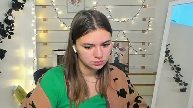 Josephine Kiss online show from November 2025 01:29:02 PM