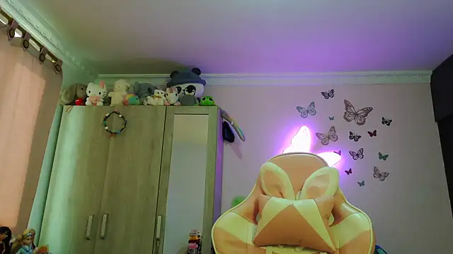 caroline jonson online show from April 2026 02:12:02 PM