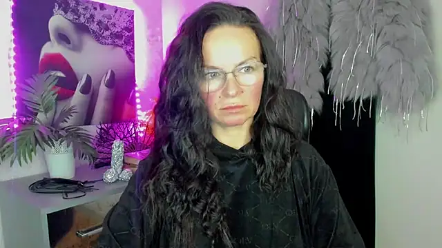 HelenLuxx online show from February 2026 05:53:02 PM