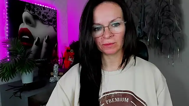 HelenLuxx online show from April 2026 03:06:01 PM