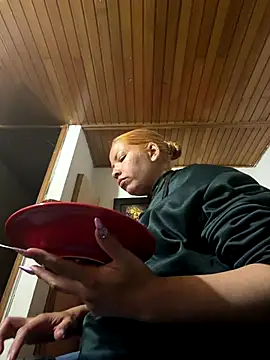 Snapshot of THEBOSSLARA chatting on December 2025 11:23:02 PM THEBOSSLARA online show from December 2025 11:23:02 PM