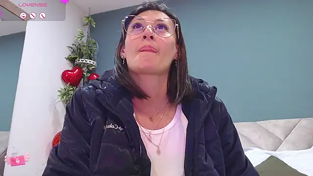 Snapshot of SharisWillian chatting on February 2025 03:31:02 AM SharisWillian online show from February 2025 03:31:02 AM