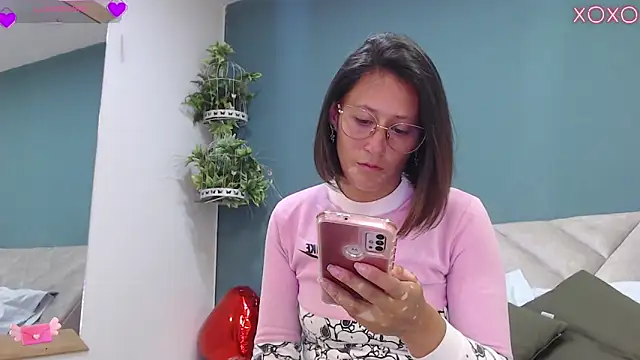 Snapshot of SharisWillian chatting on September 2025 04:03:01 AM SharisWillian online show from September 2025 04:03:01 AM