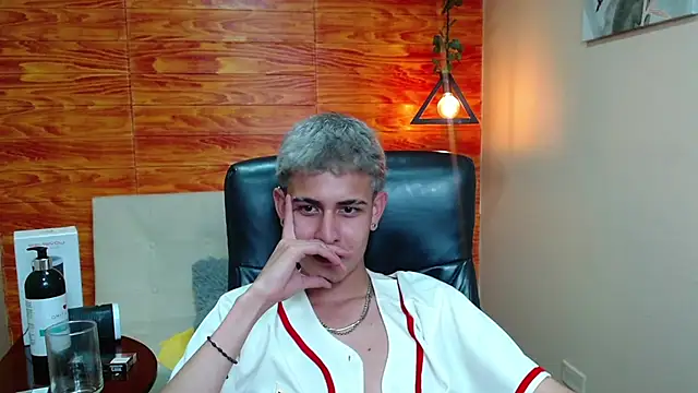 Bastiaan 28 online show from December 2024 07:44:01 AM