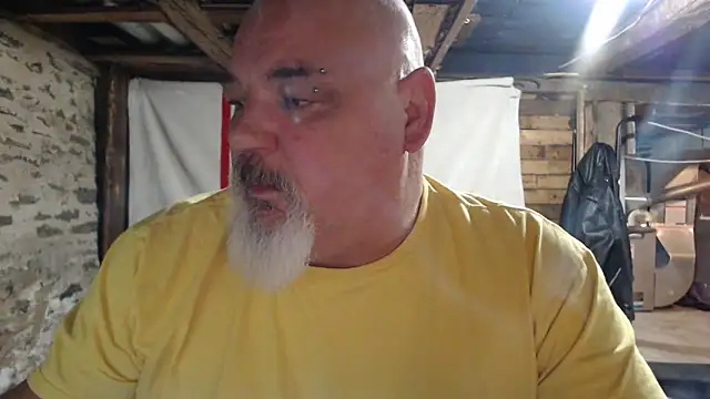 Newfiesausage1972 online show from November 2025 08:36:02 AM