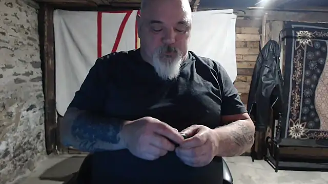 Newfiesausage1972 online show from December 2025 08:08:02 AM