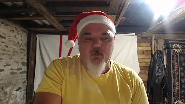 Newfiesausage1972 online show from December 2025 11:16:02 AM