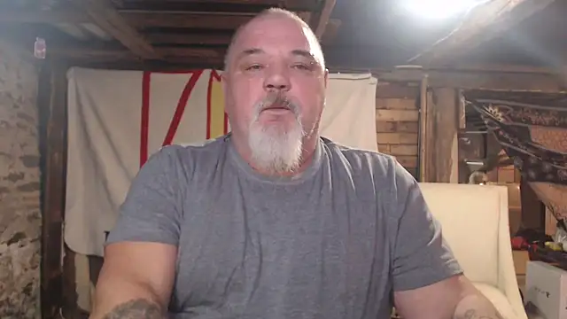 Newfiesausage1972 online show from February 2026 01:15:02 PM