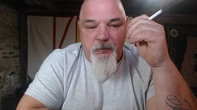 Newfiesausage1972 online show from April 2026 10:54:02 PM