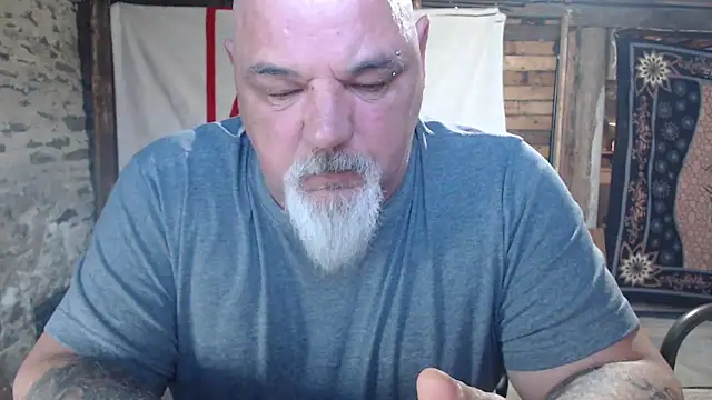 Newfiesausage1972 online show from May 2026 11:15:01 AM