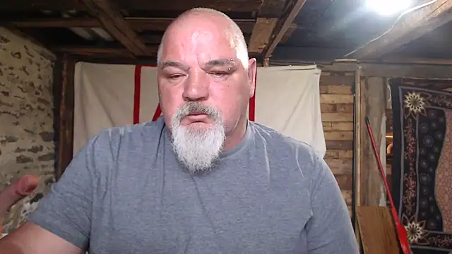 Newfiesausage1972 online show from May 2026 12:33:01 PM