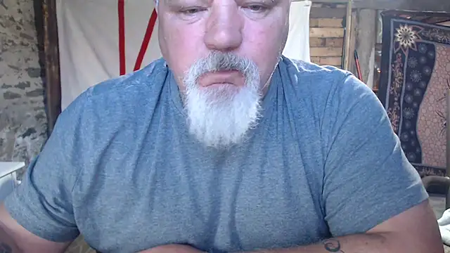 Newfiesausage1972 online show from May 2026 12:44:02 PM
