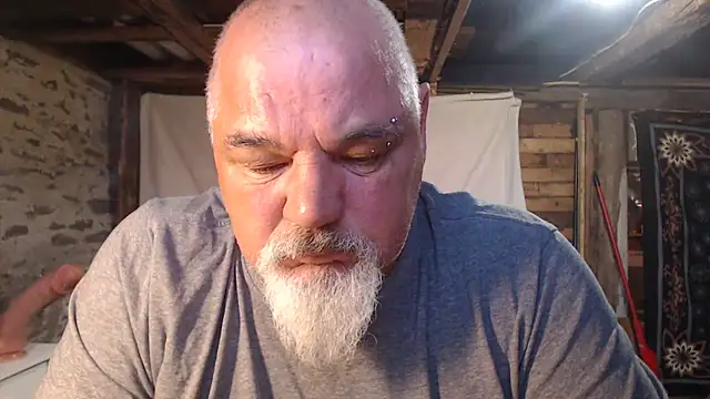 Newfiesausage1972 online show from May 2026 03:41:02 PM