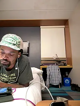 Snapshot of 1BeautyN1Beast chatting on October 2025 11:33:01 PM 1BeautyN1Beast online show from October 2025 11:33:01 PM