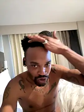 Snapshot of 1BeautyN1Beast chatting on November 2025 07:26:01 PM 1BeautyN1Beast online show from November 2025 07:26:01 PM