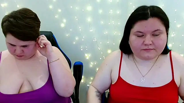 Snapshot of BeckyAndHellen chatting on April 2026 11:45:02 AM BeckyAndHellen online show from April 2026 11:45:02 AM