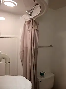 allissonw13 online show from April 2026 12:30:01 PM