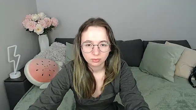 Mini Diva online show from September 2025 08:05:01 AM