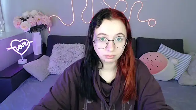 Mini Diva online show from November 2025 09:09:01 AM