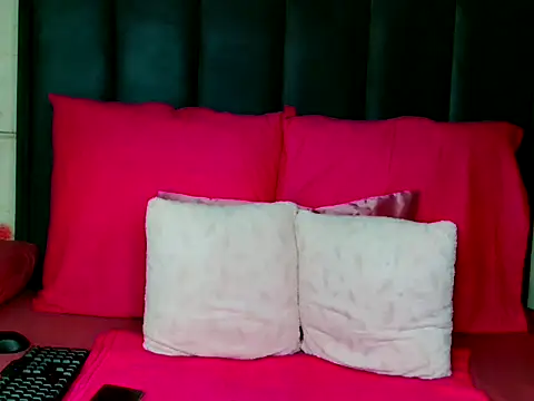 Snapshot of Kiaralane_xx chatting on November 2025 01:11:02 PM Kiaralane xx online show from November 2025 01:11:02 PM