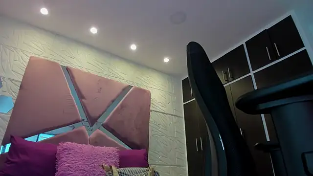 Charlotte Ice1 online show from February 2025 03:19:01 PM