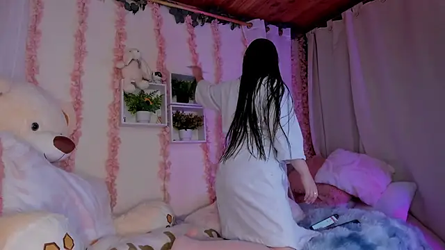 Idara and Edahi01 online show from October 2025 02:48:01 PM