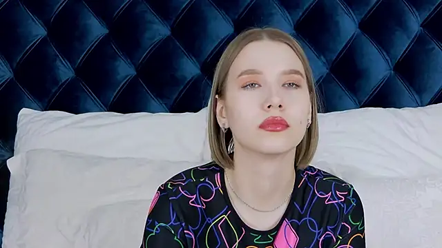 LiliLinn online show from February 2025 10:50:02 AM