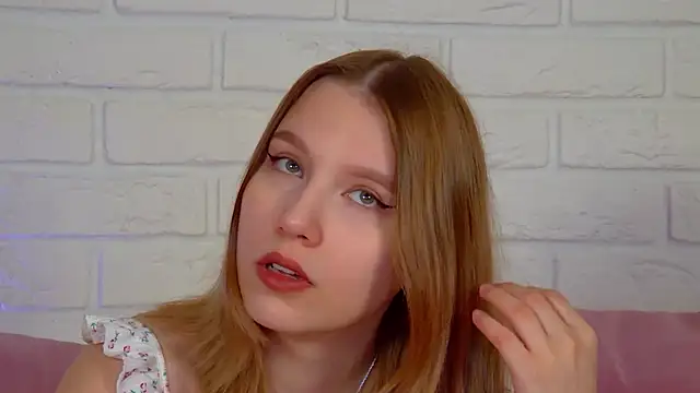 Snapshot of LiliLinn chatting on June 2026 04:28:01 AM LiliLinn online show from June 2026 04:28:01 AM