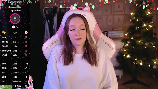 Snapshot of MoonlishSiren chatting on December 2024 09:43:02 PM MoonlishSiren online show from December 2024 09:43:02 PM