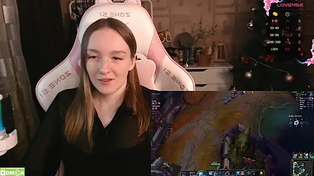 Snapshot of MoonlishSiren chatting on January 2025 10:51:02 PM MoonlishSiren online show from January 2025 10:51:02 PM