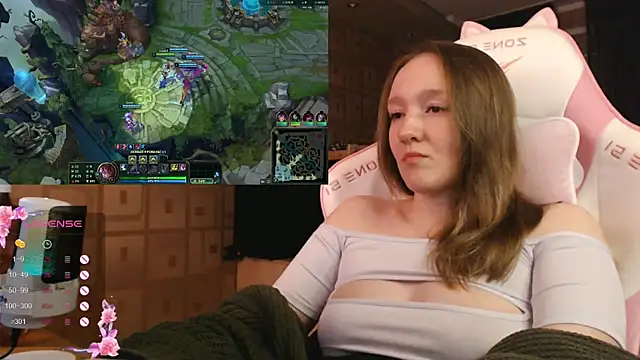 Snapshot of MoonlishSiren chatting on September 2025 08:32:02 PM MoonlishSiren online show from September 2025 08:32:02 PM