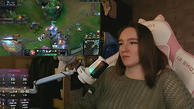 MoonlishSiren online show from April 2026 07:44:02 PM