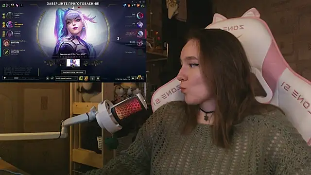 Snapshot of MoonlishSiren chatting on May 2026 09:22:01 PM MoonlishSiren online show from May 2026 09:22:01 PM