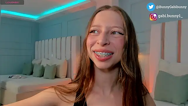 gabi bunny online show from April 2026 06:09:02 PM