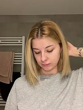 Mia-Minou online show from January 2025 10:38:02 AM